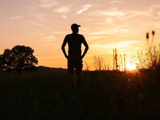 Zdjecie przedstawia człowieka na polu