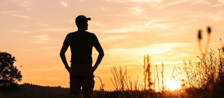 Zdjecie przedstawia człowieka na polu