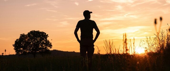 Zdjecie przedstawia człowieka na polu