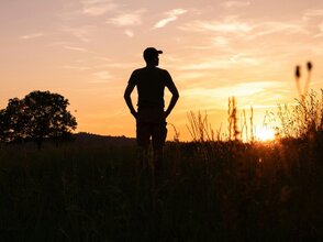 Zdjecie przedstawia człowieka na polu