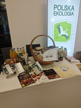 Obrazek przedstawia stoisko wystawiennicze podczas konferencji