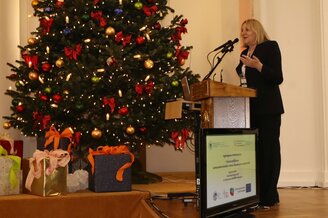 Zdjęcie przedstawia moderatorkę konferencji