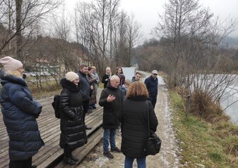 Obrazek przedstawia uczestników podczas spaceru w Stanz