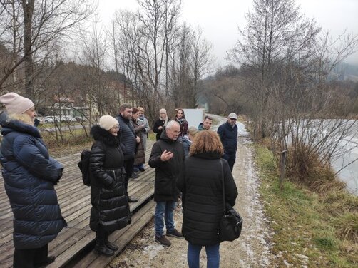 Obrazek przedstawia uczestników podczas spaceru w Stanz