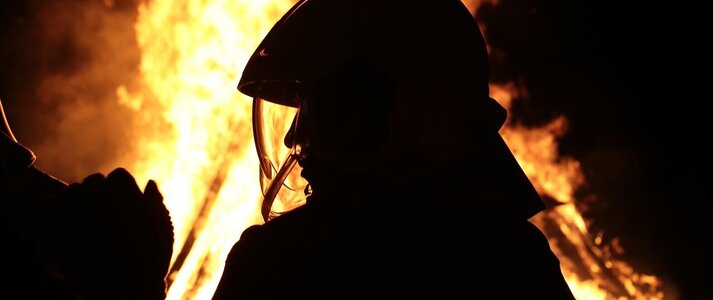 Zjęcie przedstawia strażaka 