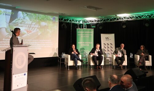 Zdjęcie przedstawia debatę