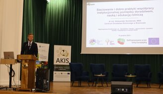 Zdjęcie przedstawia prelegenta