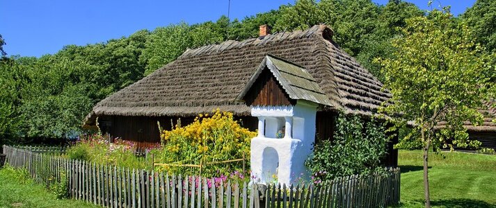 Zdjęcie przedstawia tradycyczną zagrodę wiejską