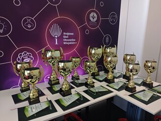 Obrazek przedstawia statuetki konkursu