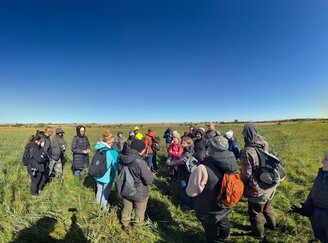 Obrazek przedstawia uczestników na szkoleniu terenowym na Polesiu