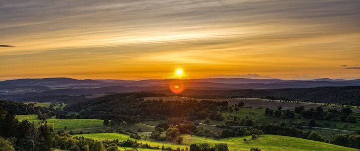 Obrazek przedstawia widok z lotu ptaka na wieś.