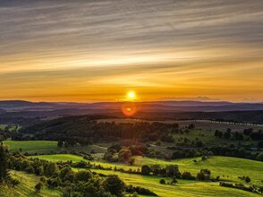 Obrazek przedstawia widok z lotu ptaka na wieś