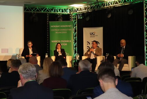 Zdjęcie przedstawia debatę