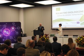 Obrazek przedstawia prelegentów i uczestników konferencj