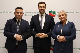 Zdjęcie przedstawia Dyrekcje Centrum Doradztwa Rolniczego w Brwinowie oraz Wiceministra Ministerstwa Rolnictwa i Rozwoju Wsi