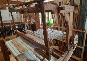 Obrazek przedstawia tradycyjny warsztat tkacki