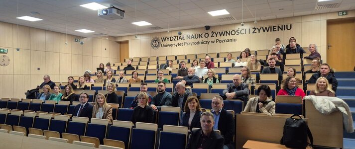 Zdjęcie przedstawia uczestników wizyty studyjnej na Uniwersytecie Przyrodniczym w Poznaniu
