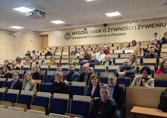 Zdjęcie przedstawia uczestników wizyty studyjnej na Uniwersytecie Przyrodniczym w Poznaniu