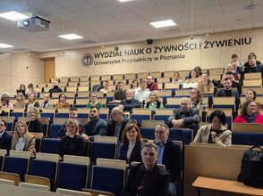 Zdjęcie przedstawia uczestników wizyty studyjnej na Uniwersytecie Przyrodniczym w Poznaniu