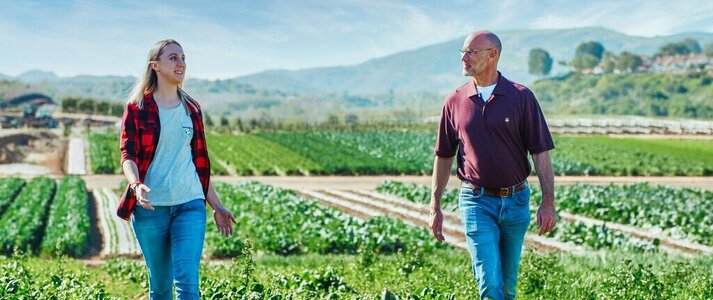 Zdjęcie przedstawia rozmawijących rolników. 