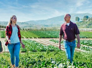 Zdjęcie przedstawia rozmawijących rolników. 