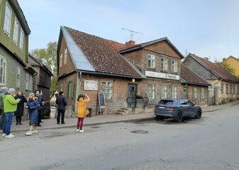 Obrazek przedstawia drewniany dom.