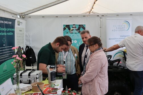 Zdjęcie przedstawia uczestników w namocie Strefy Nauki i Doradztwa