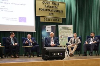 Zdjęcie przedstawia panel dyskusyjny