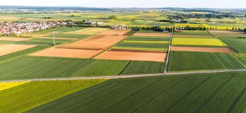 Zdjecie przedstawia krajobraz wsi