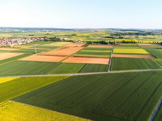 Zdjecie przedstawia krajobraz wsi