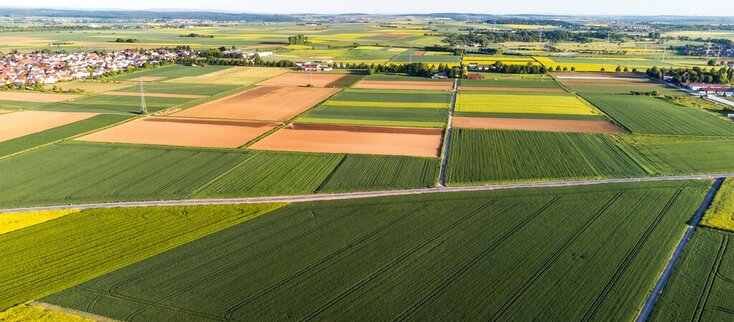 Zdjęcie przedstawia krajobraz wsi