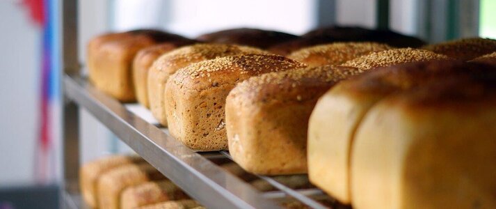Zdjecie przedstawia chleby 