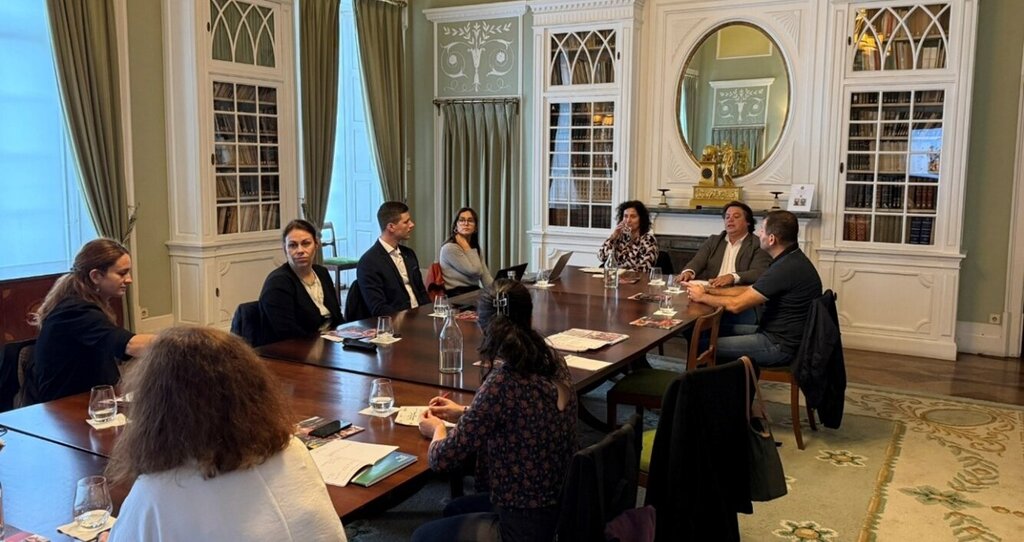 Obrazek przedstawia uczestników spotkania podczas panelu.