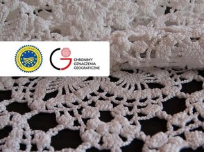 Obrazek przedstawia koronkę i logo oznaczenia geograficzne i chronimy oznaczenia geograficzn