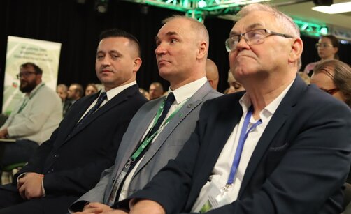 Zdjęcie przedstawia Dyrekotra CDR w Brwinowie oraz uczestników konferencji