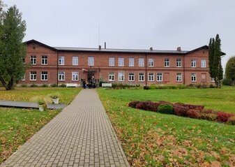 Obrazek przedstawia budynek z czerwonej cegły.