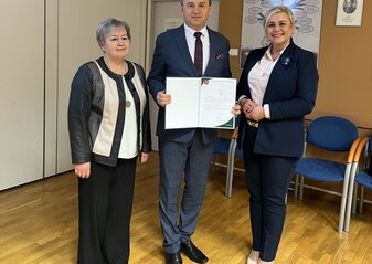 trzy osoby pozujące do zdjęcia