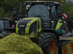 Nawożenie naturalne pola przez traktor.