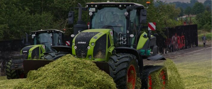 Nawożenie naturalne pola przez traktor.