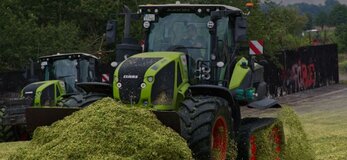 Nawożenie naturalne pola przez traktor.