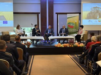 Obrazek przedstawia debatę podczas forum