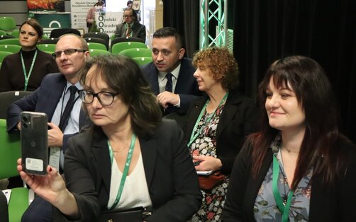 Zdjęcie przedstawia uczestników konferencji