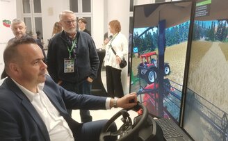 Zdjęcie przedstawia uczestników konferencji