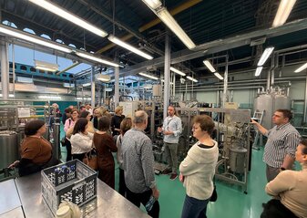 Zdjęcie przedstawia uczestników wizyty studyjnej na Uniwersytecie Przyrodniczym w Poznaniu