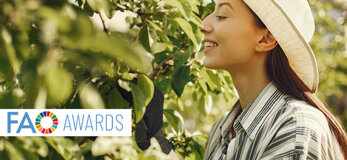 Zdjęcie przedstawia młodą rolniczkę