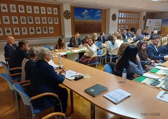 widok osób siedzących przy stole na seminarium