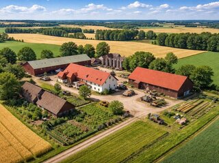 Obrazek przedstawia gospodarstwo z lotu ptaka