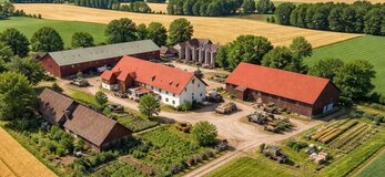 Obrazek przedstawia gospodarstwo z lotu ptaka