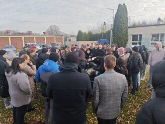 Obrazek przedstawia uczestników wydarzenia podczas wizyty w terenie