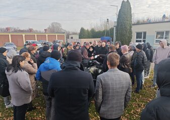 Obrazek przedstawia uczestników wydarzenia podczas wizyty w terenie.